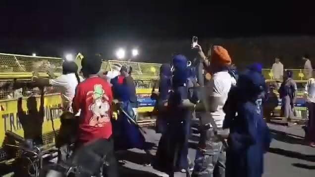 उत्तराखंड-हिमाचल सीमा स्थित कुल्हाल बॉर्डर पर निहंग जत्थे ने पुलिस ने बैरिकेडिंग को तोड़ने की कोशिश, प्रशासन और पुलिस मौके पर मौजूद रहकर हालात पर नजर बनाए हुए हैं और शांति बनाए रखने की अपील कर रहे हैं।
#Uttarakhand #KulhalBorder #NihangJatha #BreakingNews #UPNewsPaper