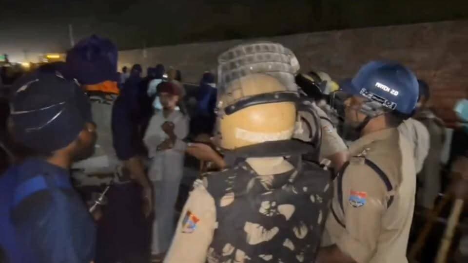 उत्तराखंड-हिमाचल सीमा स्थित कुल्हाल बॉर्डर पर निहंग जत्थे को पुलिस ने बैरिकेडिंग कर रोक दिया। प्रशासन और पुलिस मौके पर मौजूद रहकर हालात पर नजर बनाए हुए हैं और शांति बनाए रखने की अपील कर रहे हैं।
#Uttarakhand #KulhalBorder #NihangJatha #BreakingNews