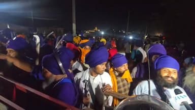 मोहाली के गुरुद्वारा सिंह शहीदां से रवाना हुआ निहंग जत्था उत्तराखंड-हिमाचल सीमा स्थित पांवटा साहिब पहुंच गया है। कर्णप्रयाग विवाद और नगरासू गुरुद्वारा प्रकरण के बाद जत्था देहरादून की ओर बढ़ रहा है। सुरक्षा व्यवस्था को देखते हुए कुल्हाल बॉर्डर पर भारी पुलिस बल और ITBP तैनात की गई है।
#Uttarakhand #PaontaSahib #NihangJatha #Dehradun