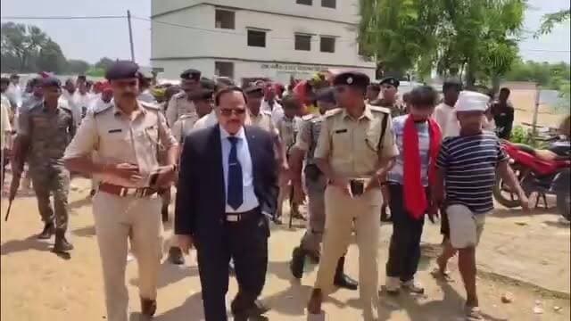 भरत तिवारी इनकाउंटर की जांच करने पहुंचे जस्टिस, पीड़ित परिजनों को जगी न्याय की आशा।
भरत के परिजनों को लगता है उन्हें अब न्याय मिलेगी और आरोपी पुलिस जाएगा जेल। बता दें कि एनकाउंटर की जांच करने सेवानिवृत्त जस्टिस विनोद कुमार सिन्हा भरत तिवारी के गांव पहुंच गए हैं । इस मौके पर कई पुलिस पदाधिकारी और अन्य अधिकारी भी मौजूद है।
#Newskosisanchar11 #deshhitsamachar11 #viralpost2026 #todaybestphotochallenge #reelsviralシ