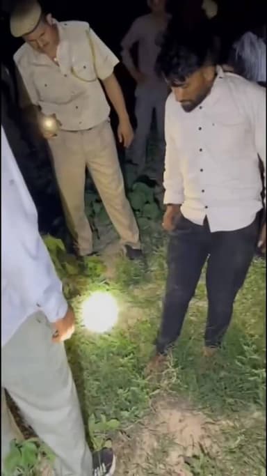 राजस्थान में एक चोर ऐसा भी ग्रामीण पीछे
लट्ठ लेकर पीछे दौड़े तो पेड़ पर चढ़ गया!