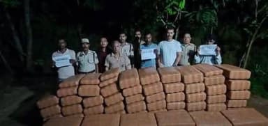 কলকলিবস্তিতে পাথারকান্দি পুলিশের হানা, উদ্ধার বিপুল পরিমাণ গাঁজা! বাজারমূল্য প্রায় ৫.৫ কোটি টাকা 🔥
গোপন সূত্রের খবরের ভিত্তিতে অভিযানে ১,০৮০ কেজি গাঁজা উদ্ধার। পাচারচক্রের নেপথ্যের মূল হোতাদের খুঁজতে তৎপর পুলিশ।
#BreakingNews #Patharkandi #DrugBust #CannabisSeizure #AssamPolice #AntiDrugOperation #CrimeNews #PoliceAction #WarOnDrugs #LatestNews #TRTVNews #DrugTrafficking #BigRecovery #NarcoticsControl 🚔🚨