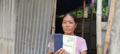 ভাতার দাবিতে মুখ্যমন্ত্রীর উদ্দেশ্যে অশ্রুভেজা আবেদন অসহায় বৃদ্ধার, পাশে দাঁড়াবে কি প্রশাসন?