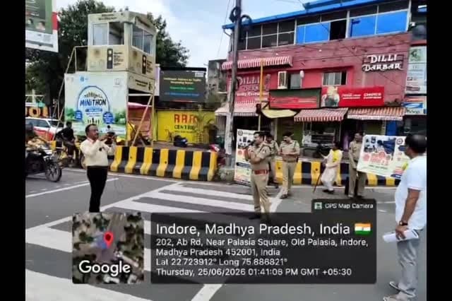 #SafeClick2_0 अभियान के तहत इंदौर पुलिस द्वारा स्कूलों, कॉलेजों और सार्वजनिक स्थलों पर साइबर जागरूकता कार्यक्रम आयोजित किए गए। 🔐📱
विद्यार्थियों, शिक्षकों और आम नागरिकों को ऑनलाइन ठगी, फर्जी लिंक, डिजिटल अरेस्ट, QR कोड फ्रॉड, OTP धोखाधड़ी और सोशल मीडिया फ्रॉड से बचाव के बारे में जानकारी दी गई।
याद रखें:
✅ अनजान लिंक पर क्लिक न करें
✅ OTP या बैंकिंग जानकारी किसी से साझा न करें
✅ साइबर अपराध होने पर तुरंत 1930 पर कॉल करें
"सोचें-समझें-क्लिक करें, SAFE CLICK अपनाएं और साइबर अपराध से स्वयं तथा दूसरों को बचाएं।"
#IndorePolice #SafeClick #CyberAwareness #CyberSafety DigitalSafety CyberCrime SafeClick2 Indore MadhyaPradeshPolice CyberSecurity StaySafeOnline ThinkBeforeYouClick CyberAlert DigitalIndia SafeInternet