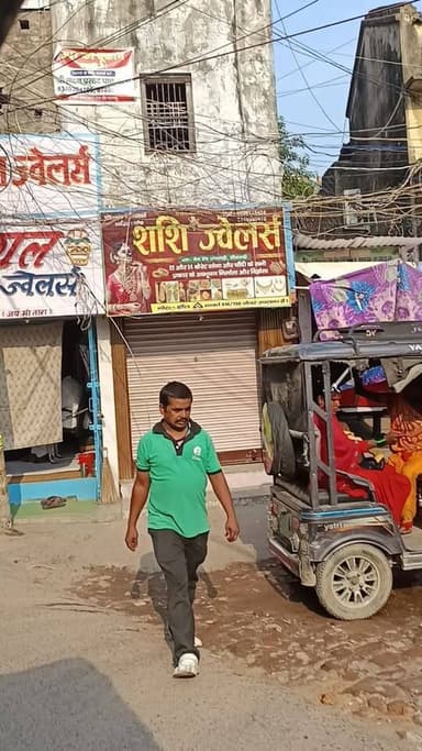 अपने घर का सोना या जेवर गिरवी रखने से पहले हो जाए सावधान! सीतामढ़ी के शशि ज्वेलर्स पर महिला के द्वारा स्कैम का बड़ा आरोप। लगभग 40 ग्राम सोना रखी थी गिरवी, अब सुनार ने लौटाने से किया इनकार। FIR दर्ज नहीं कर रही सीतामढ़ी नगर थाना पर भी बड़े सवाल? देखिए पूरा वीडियो.......
#SAROJRAJA #localtrain #BreakingNews #बिहारसमाचार #CrimeNews #MotihariNews #बैरगनिया