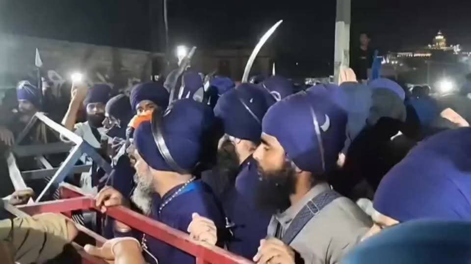 #देहरादून के कुल्हाल बॉर्डर की वीडियो। #पुलिस के बैरिकेड तोड़कर आगे बढ़ा #निहंगों का जत्था
#Uttarakhand #Himachal #KulhalBorder #LawAndOrder #LawAndOrder
#UttarakhandAdministration
#UttarakhandPolice
#System
#anarchy
#UttarakhandNews
#BreakingNews
#SocialIssue
#FacebookPost