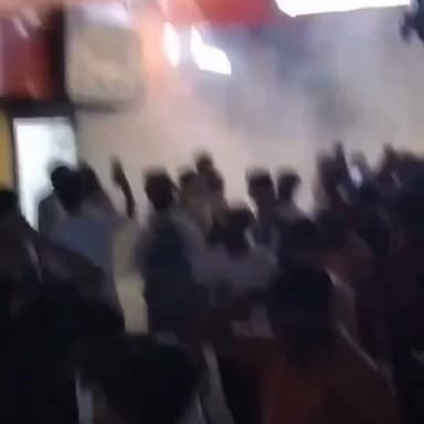 खान सर के कोचिंग सेंटर में आग, समय रहते टला बड़ा हादसा
शॉर्ट सर्किट से वायरिंग में लगी आग, धुएं से मची अफरा-तफरी
सभी छात्र-शिक्षक सुरक्षित बाहर निकाले गए, किसी के हताहत होने की सूचना नहीं
✒️रिपोर्ट स्टेट हेड रोशन लाल श्रीवास्तव NCR
पटना। बिहार की राजधानी पटना स्थित चर्चित शिक्षक खान सर के कोचिंग संस्थान में आग लगने की घटना सामने आई है। प्रारंभिक जानकारी के अनुसार शॉर्ट सर्किट के कारण वायरिंग में आग लगने से परिसर में धुआं फैल गया, जिसके बाद छात्रों और शिक्षकों को तत्काल सुरक्षित बाहर निकाला गया। राहत की बात यह रही कि घटना में किसी के हताहत होने की सूचना नहीं है।
पटना में शुक्रवार को उस समय अफरा-तफरी मच गई जब चर्चित शिक्षक खान सर के कोचिंग सेंटर में अचानक आग लग गई। प्रत्यक्ष जानकारी के अनुसार आग शॉर्ट सर्किट के कारण विद्युत वायरिंग में लगी, जिसके चलते भवन के अंदर धुआं भरने लगा।
धुआं फैलते ही कोचिंग प्रबंधन ने तत्काल छात्रों और शिक्षकों को सुरक्षित बाहर निकालना शुरू किया। कुछ ही देर में पूरे परिसर को खाली करा लिया गया, जिससे किसी भी बड़ी जनहानि से बचाव हो सका।
सूचना मिलते ही स्थानीय प्रशासन एवं संबंधित एजेंसियां मौके पर पहुंचीं। प्रारंभिक प्रयासों से आग पर समय रहते काबू पा लिया गया। घटना में किसी छात्र, शिक्षक या कर्मचारी के घायल होने अथवा हताहत होने की सूचना नहीं है।
प्रारंभिक जांच में आग लगने का संभावित कारण शॉर्ट सर्किट बताया जा रहा है। हालांकि वास्तविक कारण का पता विस्तृत तकनीकी जांच के बाद ही स्पष्ट होगा।
घटना के बाद कोचिंग संस्थानों में अग्नि सुरक्षा व्यवस्थाओं को लेकर एक बार फिर सवाल उठने लगे हैं। विशेषज्ञों का मानना है कि बड़ी संख्या में छात्रों वाले शैक्षणिक संस्थानों में फायर सेफ्टी मानकों का नियमित परीक्षण आवश्यक है।
वायरल फैक्ट
घटना की सूचना सोशल मीडिया पर तेजी से वायरल हुई। हालांकि उपलब्ध प्रारंभिक जानकारी के अनुसार आग पर समय रहते काबू पा लिया गया और किसी प्रकार की जनहानि नहीं हुई। विस्तृत जानकारी संबंधित प्रशासनिक जांच के बाद सामने आएगी।
यह घटना एक बार फिर शैक्षणिक संस्थानों में विद्युत सुरक्षा और अग्निशमन व्यवस्था की आवश्यकता को रेखांकित करती है। समय पर निकासी और त्वरित कार्रवाई के कारण एक संभावित बड़ा हादसा टल गया।
🟥 ND NEWS की विशेष अपील
ND NEWS | दैनिक निष्पक्ष धारा सभी कोचिंग संस्थानों, विद्यालयों और सार्वजनिक भवनों से अपील करता है कि वे नियमित रूप से विद्युत वायरिंग, अग्निशामक यंत्रों और आपातकालीन निकासी व्यवस्था का निरीक्षण कराएं। सुरक्षा मानकों का पालन ही बड़े हादसों को रोकने का सबसे प्रभावी उपाय है।
जनहित में सुझाव
✅ समय-समय पर इलेक्ट्रिकल वायरिंग की जांच कराएं।
✅ सभी संस्थानों में कार्यशील अग्निशामक यंत्र उपलब्ध रखें।
✅ छात्रों और कर्मचारियों को फायर सेफ्टी प्रशिक्षण दिया जाए।
✅ आपातकालीन निकासी मार्ग हमेशा खुला और सुरक्षित रखें।
✅ किसी भी धुएं या आग की स्थिति में घबराने के बजाय तुरंत सुरक्षित स्थान पर जाएं और प्रशासन को सूचना दें।
"सुरक्षा में लापरवाही नहीं, सतर्कता ही सबसे बड़ी सुरक्षा है।"
👇🏿👇🏿👇🏿
@NitishKumar
@BiharGovt
@BiharPolice
@PatnaPolice24x7
@PMOIndia
@HMOIndia
@NDRFHQ
@PIB_India
👇🏿👇🏿👇🏿
#NDNews #दैनिकनिष्पक्षधारा #Patna #KhanSir #FireIncident #BreakingNews #Bihar #FireSafety #ShortCircuit #EducationNews
👇🏿👇🏿
🟥 ND NEWS | दैनिक निष्पक्ष धारा
मुख्य संपादक / संस्थापक: राजन सिंह हाड़ा
सह-संपादक: शालिनी सिंह भदौरिया
✒️ रिपोर्ट: सहयोगी मनीष कुमार के साथ रोशन लाल श्रीवास्तव की रिपोर्ट
📍 कार्यालय-3: U158, हीरा स्वीट्स के पास, विकास मार्ग, लक्ष्मी नगर, पूर्वी दिल्ली, पिन कोड – 110092 (NCR)
📍 कार्यालय-2: विधानसभा रोड, बर्लिंगटन चौराहा, लखनऊ (226001) (UP)
📍 कार्यालय-1: 1/1 अटल बिहारी चौराहा, नियर बर्मा चौराहा, फतेहपुर (212601) (UP)
📅 दिनांक: 26 जून 2026
📆 दिन: शुक्रवार
📧 Email: ndnewschannel@gmail.com
📞 मोबाइल: 9696119696