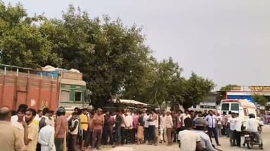 प्रयागराज में दर्दनाक सड़क हादसा: अज्ञात टाटा बस की टक्कर से युवक की मौत, युवती घायल
घूरपुर थाना क्षेत्र में हादसे के बाद चालक बस समेत फरार, पुलिस सीसीटीवी फुटेज खंगालने में जुटी
तेज रफ्तार और लापरवाही पर फिर उठे सवाल, स्थानीय लोगों ने सुरक्षा इंतजाम बढ़ाने की मांग की
✒️रिपोर्ट सुनील यादव
प्रयागराज। प्रयागराज के घूरपुर थाना क्षेत्र में गुरुवार शाम एक दर्दनाक सड़क हादसे में 24 वर्षीय युवक की मौके पर ही मौत हो गई, जबकि उसके साथ बाइक पर सवार युवती घायल हो गई। पुलिस के अनुसार दुर्घटना के बाद अज्ञात टाटा बस चालक वाहन समेत मौके से फरार हो गया। पुलिस ने शव को पोस्टमार्टम के लिए भेजते हुए फरार चालक की तलाश शुरू कर दी है।
प्रयागराज जनपद के घूरपुर थाना क्षेत्र अंतर्गत गौहनियां चौकी के कांटी स्थित जेसीबी एजेंसी के सामने गुरुवार शाम करीब साढ़े छह बजे एक भीषण सड़क हादसा हो गया। प्रत्यक्षदर्शियों के अनुसार तेज रफ्तार अज्ञात टाटा बस ने बाइक सवार युवक और युवती को जोरदार टक्कर मार दी।
प्राप्त जानकारी के अनुसार, दिलीप पटेल (24 वर्ष) पुत्र मानिकचंद पटेल निवासी ग्राम मुंडेहरा, थाना बारा तथा प्रियंका गौड़ (22 वर्ष) पुत्री दुर्गा प्रसाद गौड़ निवासी बड़हा जारी, थाना कौंधियारा बाइक से जा रहे थे। जैसे ही वे कांटी स्थित जेसीबी एजेंसी के सामने पहुंचे, पीछे से आई अज्ञात टाटा बस ने उनकी बाइक को टक्कर मार दी।
टक्कर इतनी जबरदस्त थी कि दिलीप पटेल गंभीर रूप से घायल होकर सड़क पर गिर पड़े और उनकी मौके पर ही मौत हो गई। वहीं प्रियंका गौड़ घायल हो गईं। दुर्घटना के बाद बस चालक वाहन सहित मौके से फरार हो गया।
हादसे की सूचना मिलते ही स्थानीय लोगों की भीड़ घटनास्थल पर जुट गई। सूचना पर पहुंची घूरपुर पुलिस ने शव को कब्जे में लेकर पंचनामा भरने के बाद पोस्टमार्टम के लिए भेज दिया तथा घायल युवती को उपचार के लिए अस्पताल पहुंचाया।
सीसीटीवी फुटेज के सहारे आरोपी की तलाश
पुलिस अधिकारियों ने बताया कि आसपास लगे सीसीटीवी कैमरों की फुटेज खंगाली जा रही है। अज्ञात बस चालक के विरुद्ध संबंधित धाराओं में मुकदमा दर्ज कर उसकी तलाश शुरू कर दी गई है। पुलिस का कहना है कि जल्द ही वाहन और चालक की पहचान कर आवश्यक विधिक कार्रवाई की जाएगी।
परिवार पर टूटा दुखों का पहाड़
मृतक दिलीप पटेल अपने परिवार के चार भाइयों में तीसरे स्थान पर थे। उनकी तीन बहनें हैं, जिनमें दो का विवाह हो चुका है। परिजनों के अनुसार दिलीप उच्च शिक्षा प्राप्त कर अपने परिवार का सहारा बनने का सपना देख रहे थे। उनकी असमय मौत से पूरे परिवार में मातम पसरा हुआ है। घटना की सूचना मिलते ही परिजन अस्पताल और घटनास्थल पहुंच गए, जहां उनका रो-रोकर बुरा हाल था।
सड़क सुरक्षा को लेकर उठी मांग
स्थानीय नागरिकों ने प्रशासन से मांग की है कि इस मार्ग पर भारी वाहनों की गति नियंत्रित करने, प्रभावी यातायात व्यवस्था लागू करने तथा दुर्घटना संभावित स्थलों पर सुरक्षा उपाय बढ़ाने के लिए तत्काल कदम उठाए जाएं।
वायरल फैक्ट
घटना की सूचना क्षेत्र में तेजी से फैल गई और स्थानीय लोगों ने सड़क सुरक्षा को लेकर चिंता व्यक्त की। हालांकि दुर्घटना से संबंधित सभी तथ्य पुलिस जांच, सीसीटीवी फुटेज और अन्य साक्ष्यों के आधार पर स्पष्ट होंगे।
यह हादसा एक बार फिर सड़क सुरक्षा, तेज रफ्तार और लापरवाही से वाहन चलाने के गंभीर परिणामों की याद दिलाता है। पुलिस ने भरोसा दिलाया है कि फरार बस चालक की जल्द पहचान कर उसके विरुद्ध विधिक कार्रवाई की जाएगी। वहीं क्षेत्रीय नागरिकों को उम्मीद है कि प्रशासन इस मार्ग पर सुरक्षा व्यवस्था को और मजबूत करेगा।
🟥 ND NEWS की विशेष अपील
ND NEWS | दैनिक निष्पक्ष धारा सभी वाहन चालकों से अपील करता है कि सड़क पर गति सीमा का पालन करें और जिम्मेदारी के साथ वाहन चलाएं। दुर्घटना के बाद मौके से फरार होना न केवल कानूनन अपराध है, बल्कि मानवीय संवेदनाओं के भी विरुद्ध है।
जनहित में सुझाव
✅ निर्धारित गति सीमा का पालन करें।
✅ ओवरटेक करते समय पूरी सावधानी बरतें।
✅ दुर्घटना होने पर घायल की सहायता करें और तुरंत पुलिस व एंबुलेंस को सूचना दें।
✅ हेलमेट एवं अन्य सुरक्षा उपकरणों का अनिवार्य रूप से उपयोग करें।
✅ दुर्घटना संभावित क्षेत्रों में चेतावनी संकेत और निगरानी बढ़ाई जाए।
"सड़क पर एक पल की लापरवाही, कई परिवारों की जिंदगी बदल सकती है।"
👇👇👇👇
@dgpup
@UPGovt
@RSSorg
@Uppolice
@wpl1090
@RSSgeet
@MIB_India
@PMOIndia
@HMOIndia
@VHPDigital
@CMOUP_RC
@myogioffice
@InfoDeptUP
@CMOfficeUP
@UPPRD1948
@ChiefSecyUP
@MahantYogiG
@ChiefSecyUP
@BajrangDalOrg
@myogiadityanath
@112UttarPradesh
@UPPViralCheck
@UpPolicemitra
@prayagraj_pol
@ADGZonPrayagraj
@DM_PRAYAGRAJ
@CommissionerPrg
@NigamPrayagraj
@Prayagraj_TP
@PROdefprayagraj
👇🏿👇🏿👇🏿
#NDNews #दैनिकनिष्पक्षधारा #Prayagraj #Ghoorpur #RoadAccident #HitAndRun #RoadSafety #BreakingNews #UPPolice #TrafficSafety
👇🏿👇🏿👇🏿
🟥 ND NEWS | दैनिक निष्पक्ष धारा
मुख्य संपादक / संस्थापक: राजन सिंह हाड़ा
सह-संपादक: शालिनी सिंह भदौरिया
📍 कार्यालय-3: U158, हीरा स्वीट्स के पास, विकास मार्ग, लक्ष्मी नगर, पूर्वी दिल्ली, पिन कोड – 110092 (NCR)
📍 कार्यालय-2: विधानसभा रोड, बर्लिंगटन चौराहा, लखनऊ – 226001 (UP)
📍 कार्यालय-1: 1/1 अटल बिहारी चौराहा, नियर बर्मा चौराहा, फतेहपुर – 212601 (UP)
📅 दिनांक: 25 जून 2026
📆 दिन: गुरुवार
📧 Email: ndnewschannel@gmail.com
📞 मोबाइल: 9696119696