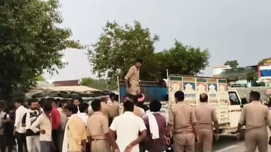 प्रयागराज में दर्दनाक सड़क हादसा: अज्ञात टाटा बस की टक्कर से युवक की मौत, युवती घायल
घूरपुर थाना क्षेत्र में हादसे के बाद चालक बस समेत फरार, पुलिस सीसीटीवी फुटेज खंगालने में जुटी
तेज रफ्तार और लापरवाही पर फिर उठे सवाल, स्थानीय लोगों ने सुरक्षा इंतजाम बढ़ाने की मांग की
✒️रिपोर्ट सुनील यादव
प्रयागराज। प्रयागराज के घूरपुर थाना क्षेत्र में गुरुवार शाम एक दर्दनाक सड़क हादसे में 24 वर्षीय युवक की मौके पर ही मौत हो गई, जबकि उसके साथ बाइक पर सवार युवती घायल हो गई। पुलिस के अनुसार दुर्घटना के बाद अज्ञात टाटा बस चालक वाहन समेत मौके से फरार हो गया। पुलिस ने शव को पोस्टमार्टम के लिए भेजते हुए फरार चालक की तलाश शुरू कर दी है।
प्रयागराज जनपद के घूरपुर थाना क्षेत्र अंतर्गत गौहनियां चौकी के कांटी स्थित जेसीबी एजेंसी के सामने गुरुवार शाम करीब साढ़े छह बजे एक भीषण सड़क हादसा हो गया। प्रत्यक्षदर्शियों के अनुसार तेज रफ्तार अज्ञात टाटा बस ने बाइक सवार युवक और युवती को जोरदार टक्कर मार दी।
प्राप्त जानकारी के अनुसार, दिलीप पटेल (24 वर्ष) पुत्र मानिकचंद पटेल निवासी ग्राम मुंडेहरा, थाना बारा तथा प्रियंका गौड़ (22 वर्ष) पुत्री दुर्गा प्रसाद गौड़ निवासी बड़हा जारी, थाना कौंधियारा बाइक से जा रहे थे। जैसे ही वे कांटी स्थित जेसीबी एजेंसी के सामने पहुंचे, पीछे से आई अज्ञात टाटा बस ने उनकी बाइक को टक्कर मार दी।
टक्कर इतनी जबरदस्त थी कि दिलीप पटेल गंभीर रूप से घायल होकर सड़क पर गिर पड़े और उनकी मौके पर ही मौत हो गई। वहीं प्रियंका गौड़ घायल हो गईं। दुर्घटना के बाद बस चालक वाहन सहित मौके से फरार हो गया।
हादसे की सूचना मिलते ही स्थानीय लोगों की भीड़ घटनास्थल पर जुट गई। सूचना पर पहुंची घूरपुर पुलिस ने शव को कब्जे में लेकर पंचनामा भरने के बाद पोस्टमार्टम के लिए भेज दिया तथा घायल युवती को उपचार के लिए अस्पताल पहुंचाया।
सीसीटीवी फुटेज के सहारे आरोपी की तलाश
पुलिस अधिकारियों ने बताया कि आसपास लगे सीसीटीवी कैमरों की फुटेज खंगाली जा रही है। अज्ञात बस चालक के विरुद्ध संबंधित धाराओं में मुकदमा दर्ज कर उसकी तलाश शुरू कर दी गई है। पुलिस का कहना है कि जल्द ही वाहन और चालक की पहचान कर आवश्यक विधिक कार्रवाई की जाएगी।
परिवार पर टूटा दुखों का पहाड़
मृतक दिलीप पटेल अपने परिवार के चार भाइयों में तीसरे स्थान पर थे। उनकी तीन बहनें हैं, जिनमें दो का विवाह हो चुका है। परिजनों के अनुसार दिलीप उच्च शिक्षा प्राप्त कर अपने परिवार का सहारा बनने का सपना देख रहे थे। उनकी असमय मौत से पूरे परिवार में मातम पसरा हुआ है। घटना की सूचना मिलते ही परिजन अस्पताल और घटनास्थल पहुंच गए, जहां उनका रो-रोकर बुरा हाल था।
सड़क सुरक्षा को लेकर उठी मांग
स्थानीय नागरिकों ने प्रशासन से मांग की है कि इस मार्ग पर भारी वाहनों की गति नियंत्रित करने, प्रभावी यातायात व्यवस्था लागू करने तथा दुर्घटना संभावित स्थलों पर सुरक्षा उपाय बढ़ाने के लिए तत्काल कदम उठाए जाएं।
वायरल फैक्ट
घटना की सूचना क्षेत्र में तेजी से फैल गई और स्थानीय लोगों ने सड़क सुरक्षा को लेकर चिंता व्यक्त की। हालांकि दुर्घटना से संबंधित सभी तथ्य पुलिस जांच, सीसीटीवी फुटेज और अन्य साक्ष्यों के आधार पर स्पष्ट होंगे।
यह हादसा एक बार फिर सड़क सुरक्षा, तेज रफ्तार और लापरवाही से वाहन चलाने के गंभीर परिणामों की याद दिलाता है। पुलिस ने भरोसा दिलाया है कि फरार बस चालक की जल्द पहचान कर उसके विरुद्ध विधिक कार्रवाई की जाएगी। वहीं क्षेत्रीय नागरिकों को उम्मीद है कि प्रशासन इस मार्ग पर सुरक्षा व्यवस्था को और मजबूत करेगा।
🟥 ND NEWS की विशेष अपील
ND NEWS | दैनिक निष्पक्ष धारा सभी वाहन चालकों से अपील करता है कि सड़क पर गति सीमा का पालन करें और जिम्मेदारी के साथ वाहन चलाएं। दुर्घटना के बाद मौके से फरार होना न केवल कानूनन अपराध है, बल्कि मानवीय संवेदनाओं के भी विरुद्ध है।
जनहित में सुझाव
✅ निर्धारित गति सीमा का पालन करें।
✅ ओवरटेक करते समय पूरी सावधानी बरतें।
✅ दुर्घटना होने पर घायल की सहायता करें और तुरंत पुलिस व एंबुलेंस को सूचना दें।
✅ हेलमेट एवं अन्य सुरक्षा उपकरणों का अनिवार्य रूप से उपयोग करें।
✅ दुर्घटना संभावित क्षेत्रों में चेतावनी संकेत और निगरानी बढ़ाई जाए।
"सड़क पर एक पल की लापरवाही, कई परिवारों की जिंदगी बदल सकती है।"
👇👇👇👇
@dgpup
@UPGovt
@RSSorg
@Uppolice
@wpl1090
@RSSgeet
@MIB_India
@PMOIndia
@HMOIndia
@VHPDigital
@CMOUP_RC
@myogioffice
@InfoDeptUP
@CMOfficeUP
@UPPRD1948
@ChiefSecyUP
@MahantYogiG
@ChiefSecyUP
@BajrangDalOrg
@myogiadityanath
@112UttarPradesh
@UPPViralCheck
@UpPolicemitra
@prayagraj_pol
@ADGZonPrayagraj
@DM_PRAYAGRAJ
@CommissionerPrg
@NigamPrayagraj
@Prayagraj_TP
@PROdefprayagraj
👇🏿👇🏿👇🏿
#NDNews #दैनिकनिष्पक्षधारा #Prayagraj #Ghoorpur #RoadAccident #HitAndRun #RoadSafety #BreakingNews #UPPolice #TrafficSafety
👇🏿👇🏿👇🏿
🟥 ND NEWS | दैनिक निष्पक्ष धारा
मुख्य संपादक / संस्थापक: राजन सिंह हाड़ा
सह-संपादक: शालिनी सिंह भदौरिया
📍 कार्यालय-3: U158, हीरा स्वीट्स के पास, विकास मार्ग, लक्ष्मी नगर, पूर्वी दिल्ली, पिन कोड – 110092 (NCR)
📍 कार्यालय-2: विधानसभा रोड, बर्लिंगटन चौराहा, लखनऊ – 226001 (UP)
📍 कार्यालय-1: 1/1 अटल बिहारी चौराहा, नियर बर्मा चौराहा, फतेहपुर – 212601 (UP)
📅 दिनांक: 25 जून 2026
📆 दिन: गुरुवार
📧 Email: ndnewschannel@gmail.com
📞 मोबाइल: 9696119696