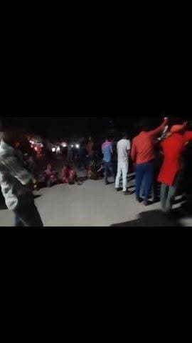 पिछोर थाने से हटकर बाचरोंन चौराहे पर लगा जाम, पुलिस मौके पर मौजूद
पिछोर। काली पहाड़ी निवासी महिला की संदिग्ध परिस्थितियों में हुई मौत के मामले में विरोध प्रदर्शन जारी है। थाने के सामने से हटने के बाद मृतका के मायके पक्ष के परिजनों ने अब बाचरोंन चौराहे पर जाम लगा दिया है, जिससे आवागमन प्रभावित हो गया है।
परिजनों का आरोप है कि महिला को जहर देकर उसकी हत्या की गई है। वे आरोपियों के खिलाफ सख्त कार्रवाई की मांग कर रहे हैं। मौके पर थाना प्रभारी, एसडीओपी प्रशांत शर्मा सहित पुलिस बल मौजूद है और प्रदर्शन कर रहे लोगों को समझाने का प्रयास कर रहा है।
फिलहाल बाचरोंन चौराहे पर जाम की स्थिति बनी हुई है। पुलिस मामले की जांच कर रही है। हत्या के आरोपों की आधिकारिक पुष्टि अभी नहीं हुई है और जांच जारी है। #NewsUpdate #shivpuri #pichhore