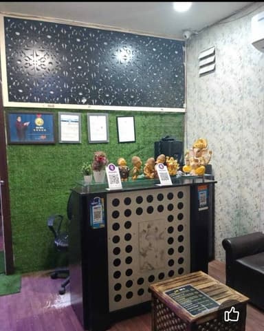 अल्फा में 10 से 12 स्पा जो पिछले 5साल से पुलिस को मोटी रकम देकर जिस्म बेचने का कारोबार 2k से शूरू होकर 5k तक होता, थाने का ठेकेदार पहले विक्रांत हर महीना लाखों रुपए लेता,देव चौधरी खुलकर बोलता है @112UttarPradesh @Uppolice @CP_Noida @dgpup @DCPGreaterNoida @noidapolice https://t.co/zzLoa3eKGD
