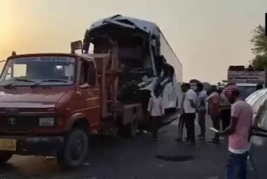 लखनऊ-आगरा एक्सप्रेसवे पर बड़ा सड़क हादसा।
डबल डेकर बस आगे चल रहे ट्रेलर से टकराई।
हादसे में 2 लोगों की मौत, 25 यात्री घायल।
बस में 60 से अधिक यात्री सवार थे।
घायलों को अस्पताल में भर्ती कराया गया, पुलिस और राहत टीम मौके पर मौजूद।
#Firozabad #LucknowAgraExpressway #RoadAccident https://t.co/CLelXCkjtn