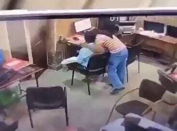 जालौन में पुलिस स्टेशन के अंदर कांस्टेबल को Kiss करने वाली महिला कांस्टेबल पर सिर्फ जांच बैठाई गई है, जबकि पुरुष कांस्टेबल को सस्पेंड कर दिया गया है। ये कैसा न्याय है प्रभु?
#Uppolice #Viralvedio @Uppolice https://t.co/GQbdjn02iF