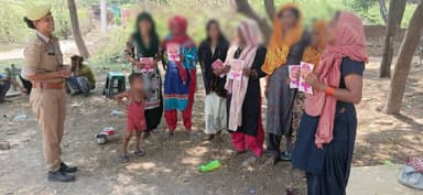 मिशन शक्ति फेज-05 अभियान के तहत थाना असोहा की मिशन शक्ति टीम द्वारा भ्रमणशील रहते हुए महिलाओं/बालिकाओ को नारी सशक्तिकरण,विभिन्न हेल्पलाइन नंबरऔर सोशल मी़डिया के प्रयोग से संबंधित की जानकारी दी गई । #UPPCares #MissionShakti5 #नारी_सुरक्षा_सम्मान_स्वाव
@Igrangelucknow https://t.co/Q2OymiKkt0