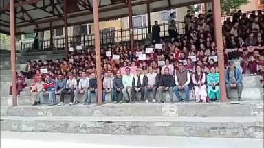 एन्टी चिट्टा मुक्त अभियान दिवस: पांगी में नशा मुक्ति का संकल्प, अधिकारियों-कर्मचारियों व विद्यार्थियों ने ली शपथ।
पांगी, 26 जून।
जनजातीय क्षेत्र पांगी में शुक्रवार को "एन्टी चिट्टा मुक्त अभियान दिवस" के अवसर पर उपमण्डल भर में नशा उन्मूलन एवं चिट्टा मुक्त समाज के निर्माण के उद्देश्य से व्यापक जागरूकता कार्यक्रम आयोजित किए गए। विभिन्न सरकारी कार्यालयों और शिक्षण संस्थानों में अधिकारियों, कर्मचारियों तथा विद्यार्थियों ने नशे के खिलाफ एकजुट होकर समाज को नशा मुक्त बनाने का संकल्प लिया।
उपमण्डल मुख्यालय किलाड़ स्थित मिनी सचिवालय में आयोजित मुख्य कार्यक्रम में तहसीलदार पांगी सीताराम की गरिमामयी उपस्थिति में सामूहिक शपथ ग्रहण समारोह आयोजित किया गया। इस दौरान विभिन्न विभागों के अधिकारियों एवं कर्मचारियों के साथ पीएम श्री राजकीय वरिष्ठ माध्यमिक विद्यालय किलाड़ के विद्यार्थियों ने भी उत्साहपूर्वक भाग लिया।
कार्यक्रम में उपस्थित सभी प्रतिभागियों ने शपथ लेते हुए यह संकल्प लिया कि वे स्वयं नशे से दूर रहेंगे, दूसरों को भी नशे के दुष्प्रभावों के प्रति जागरूक करेंगे तथा चिट्टा सहित अन्य मादक पदार्थों के सेवन के खिलाफ समाज में जन-जागरूकता फैलाने में सक्रिय भूमिका निभाएंगे।
इस अवसर पर तहसीलदार सीताराम ने अपने संबोधन में कहा कि आज के समय में नशा समाज और परिवार दोनों के लिए गंभीर चुनौती बन चुका है। विशेष रूप से युवा वर्ग को चिट्टा जैसे घातक नशे से बचाने के लिए समाज के प्रत्येक व्यक्ति को आगे आना होगा। उन्होंने कहा कि नशा केवल व्यक्ति का ही नहीं, बल्कि पूरे परिवार और समाज का भविष्य प्रभावित करता है। इसलिए सभी नागरिकों की जिम्मेदारी है कि वे नशा मुक्त समाज के निर्माण में अपना सक्रिय योगदान दें।
उन्होंने अधिकारियों, कर्मचारियों और विद्यार्थियों से अपील की कि वे अपने-अपने क्षेत्रों में नशा विरोधी जागरूकता अभियान को जन-जन तक पहुंचाएं और युवाओं को सकारात्मक जीवनशैली अपनाने के लिए प्रेरित करें।
कार्यक्रम का मुख्य उद्देश्य युवाओं को चिट्टा एवं अन्य मादक पदार्थों के दुष्प्रभावों के प्रति जागरूक करना, नशे के खिलाफ सामाजिक चेतना को मजबूत करना तथा स्वस्थ, सुरक्षित और नशा मुक्त समाज के निर्माण के लिए सामूहिक भागीदारी सुनिश्चित करना रहा। कार्यक्रम के माध्यम से यह संदेश भी दिया गया कि नशे के विरुद्ध लड़ाई केवल प्रशासन की नहीं, बल्कि पूरे समाज की साझा जिम्मेदारी है।
#AntiDrugCampaign #ChittaFreeHimachal #SayNoToDrugs #DrugFreeYouth #Pangi #HimachalPradesh #YouthAwareness #DrugFreeSociety #PublicAwareness #HimSandesh
