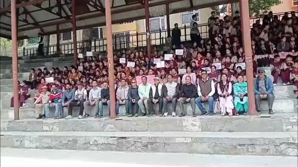 एन्टी चिट्टा मुक्त अभियान दिवस: पांगी में नशा मुक्ति का संकल्प, अधिकारियों-कर्मचारियों व विद्यार्थियों ने ली शपथ।
पांगी, 26 जून।
जनजातीय क्षेत्र पांगी में शुक्रवार को "एन्टी चिट्टा मुक्त अभियान दिवस" के अवसर पर उपमण्डल भर में नशा उन्मूलन एवं चिट्टा मुक्त समाज के निर्माण के उद्देश्य से व्यापक जागरूकता कार्यक्रम आयोजित किए गए। विभिन्न सरकारी कार्यालयों और शिक्षण संस्थानों में अधिकारियों, कर्मचारियों तथा विद्यार्थियों ने नशे के खिलाफ एकजुट होकर समाज को नशा मुक्त बनाने का संकल्प लिया।
उपमण्डल मुख्यालय किलाड़ स्थित मिनी सचिवालय में आयोजित मुख्य कार्यक्रम में तहसीलदार पांगी सीताराम की गरिमामयी उपस्थिति में सामूहिक शपथ ग्रहण समारोह आयोजित किया गया। इस दौरान विभिन्न विभागों के अधिकारियों एवं कर्मचारियों के साथ पीएम श्री राजकीय वरिष्ठ माध्यमिक विद्यालय किलाड़ के विद्यार्थियों ने भी उत्साहपूर्वक भाग लिया।
कार्यक्रम में उपस्थित सभी प्रतिभागियों ने शपथ लेते हुए यह संकल्प लिया कि वे स्वयं नशे से दूर रहेंगे, दूसरों को भी नशे के दुष्प्रभावों के प्रति जागरूक करेंगे तथा चिट्टा सहित अन्य मादक पदार्थों के सेवन के खिलाफ समाज में जन-जागरूकता फैलाने में सक्रिय भूमिका निभाएंगे।
इस अवसर पर तहसीलदार सीताराम ने अपने संबोधन में कहा कि आज के समय में नशा समाज और परिवार दोनों के लिए गंभीर चुनौती बन चुका है। विशेष रूप से युवा वर्ग को चिट्टा जैसे घातक नशे से बचाने के लिए समाज के प्रत्येक व्यक्ति को आगे आना होगा। उन्होंने कहा कि नशा केवल व्यक्ति का ही नहीं, बल्कि पूरे परिवार और समाज का भविष्य प्रभावित करता है। इसलिए सभी नागरिकों की जिम्मेदारी है कि वे नशा मुक्त समाज के निर्माण में अपना सक्रिय योगदान दें।
उन्होंने अधिकारियों, कर्मचारियों और विद्यार्थियों से अपील की कि वे अपने-अपने क्षेत्रों में नशा विरोधी जागरूकता अभियान को जन-जन तक पहुंचाएं और युवाओं को सकारात्मक जीवनशैली अपनाने के लिए प्रेरित करें।
कार्यक्रम का मुख्य उद्देश्य युवाओं को चिट्टा एवं अन्य मादक पदार्थों के दुष्प्रभावों के प्रति जागरूक करना, नशे के खिलाफ सामाजिक चेतना को मजबूत करना तथा स्वस्थ, सुरक्षित और नशा मुक्त समाज के निर्माण के लिए सामूहिक भागीदारी सुनिश्चित करना रहा। कार्यक्रम के माध्यम से यह संदेश भी दिया गया कि नशे के विरुद्ध लड़ाई केवल प्रशासन की नहीं, बल्कि पूरे समाज की साझा जिम्मेदारी है।
#AntiDrugCampaign #ChittaFreeHimachal #SayNoToDrugs #DrugFreeYouth #Pangi #HimachalPradesh #YouthAwareness #DrugFreeSociety #PublicAwareness #HimSandesh