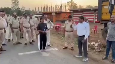 हमेशा कहा जाता है कि आप अपनी मेहनत में अपनी कोशिश में कमी मत करिए
क्योंकि कई बार उसी का नसीब उसी की किस्मत साथ देता है जो मेहनत करता है जो लगा रहता है
मध्य प्रदेश में फॉरेस्ट गार्ड के लिए वैकेंसी निकली थी कुल 26 पोस्ट थे
एग्जाम के बाद 50 लोग क्वालीफाई किया उसके बाद फिजिकल के लिए जिसमें 15 किलोमीटर की दौड़ थी उसके लिए 50 लोगों को बुलाया गया था
लेकिन सब ने यह सोचा की बहुत टफ कंपटीशन होगा 15 किलोमीटर दौड़ना होगा लंबी कूद ऊंची कूद होगी तो फिजिकल टेस्ट देने के लिए कोई कैंडिडेट नहीं पहुंचा
सब यह मान चुके थे कि वह फिजिकल टेस्ट पास नहीं कर सकते
सिर्फ एक लड़की पहुंची और वह आराम से 15 किलोमीटर चलते हुए 15 किलोमीटर पूरा कर ली और वह फॉरेस्ट गार्ड बन गई
#Motivation #SuccessStory #NeverGiveUp #ForestGuard #MadhyaPradesh