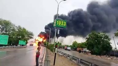 🔥 कौशांबी में गैस टैंकर में भीषण आग, टोल प्लाजा पर मचा हड़कंप! 🚨
उत्तर प्रदेश के कौशांबी जिले के कोखराज थाना क्षेत्र स्थित बाईपास टोल प्लाजा पर खड़े एक गैस टैंकर में भीषण आग लगने की सूचना है। आग की लपटों ने पूरे टैंकर को अपनी चपेट में ले लिया, जिससे मौके पर अफरा-तफरी मच गई।
सोशल मीडिया पर कई लोगों के हताहत होने के दावे किए जा रहे हैं, लेकिन इनकी आधिकारिक पुष्टि अभी नहीं हुई है। दमकल और पुलिस की टीमें मौके पर पहुंचकर राहत एवं बचाव कार्य में जुटी हैं।
#Kaushambi #UttarPradesh #GasTanker #FireIncident #BreakingNews #Kokhraj #UPNews #FireAlert #Emergency #IndiaNews #BharatNamaNews #TrendingNews #AccidentNews #FireBrigade 🔥🚒🚨
