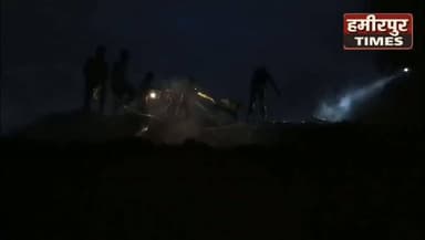 🚨 #BreakingNews | #हमीरपुर 🔥 किसवाही गांव में भीषण आग, गृहस्थी जलकर राख
सिसोलर थाना क्षेत्र के किसवाही गांव में अज्ञात कारणों से लगी आग ने एक परिवार की पूरी गृहस्थी को जलाकर राख कर दिया। आग की चपेट में आने से घर का सामान पूरी तरह नष्ट हो गया। भैंस को बचाने के प्रयास में मकान मालिक झुलस गया। ग्रामीणों ने कड़ी मशक्कत के बाद आग पर काबू पाया। घटना की सूचना प्रशासन को दे दी गई है। आग लगने के कारणों की जांच की जा रही है।
#Hamirpur #Sisolar #FireAccident #Breaking #UttarPradesh #HamirpurTimes