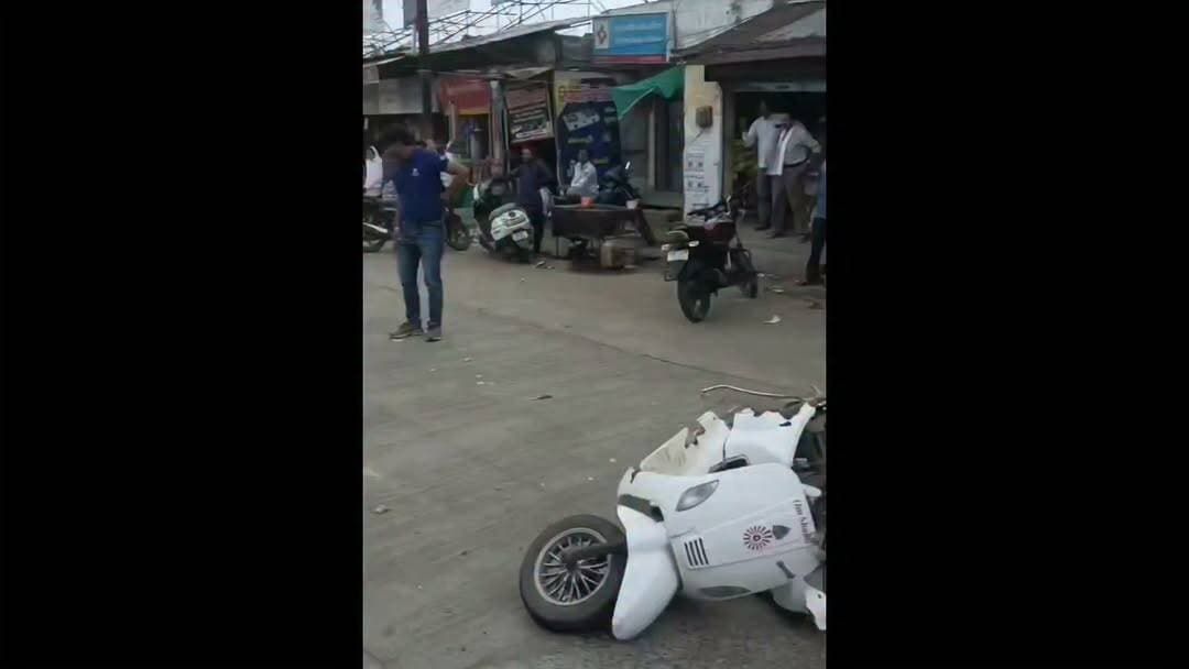 कोसमी से लूटकर भागे, शराब पी और फिर हो गये दुर्घटना के शिकार... बदमाश गिरफ्तार फिल्मी कहानी जेसा घटनाक्रम
#Betul #BetulNews #BreakingNews #CrimeNews #Loot #KosmiDam #PoliceAction #MPPolice #MadhyaPradesh #BetulPolice #ViralNews #CrimeStory #PulsarBike #Robbery #HindiNews #MPNews #BetulLive #LatestNews #TrendingNow #NewsUpdate