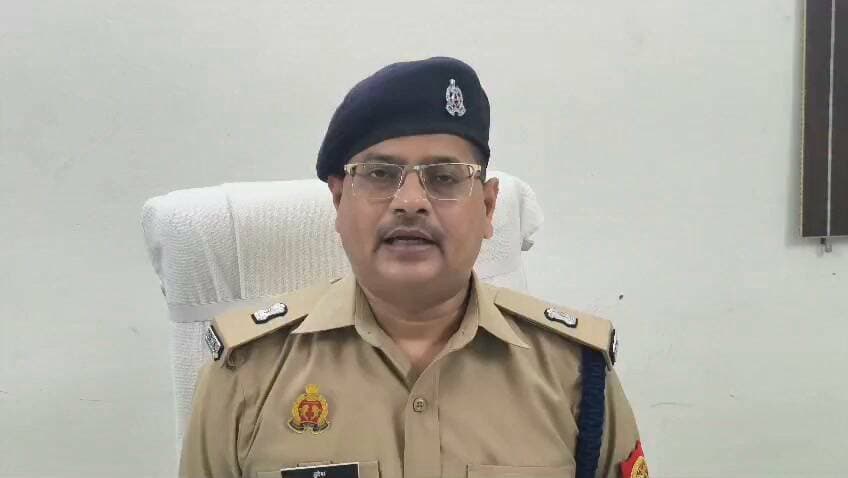 🚨 वीडियो वायरल होते ही पुलिस का बड़ा एक्शन!
बाइक-टेम्पो टक्कर के बाद हुए विवाद में 9 लोग हिरासत में।
इस्लामनगर पुलिस ने वायरल वीडियो का संज्ञान लेते हुए त्वरित कार्रवाई की। पूरे मामले पर ग्रामीण एएसपी डॉ. हृदेश कठेरिया ने दी जानकारी।
🎥 देखिए वायरल वीडियो के संबंध में देखिए पुलिस की पूरी कार्रवाई।
#BreakingNews #ViralVideo #PoliceAction #Arrest #Islamnagar #Badaun #UPPolice #CrimeNews #BadaunNews #GaonKaSafarnama #SonuYadav