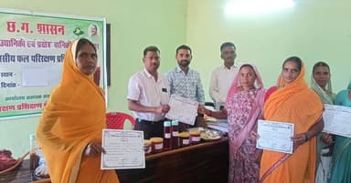 जिले के छुईखदान ब्लॉक अंतर्गत ग्राम घोटा के माली प्रशिक्षण केन्द्र में स्व-सहायता समूह की महिलाओं को फल एवं सब्जी परीक्षण का व्यावहारिक प्रशिक्षण दिया जा रहा है।
जिसमें आम का जैम, शरबत, अचार, टमाटर सॉस, इमली चटनी एवं अदरक-लहसुन पेस्ट शामिल है।
ऐसे प्रशिक्षण महिलाओं को स्वरोजगार, आत्मनिर्भरता और अतिरिक्त आय की ओर आगे बढ़ा रहे हैं।
#WomenEmpowerment #kcgdistt #FoodProcessing #FruitProcessing #HorticultureKhairagarh