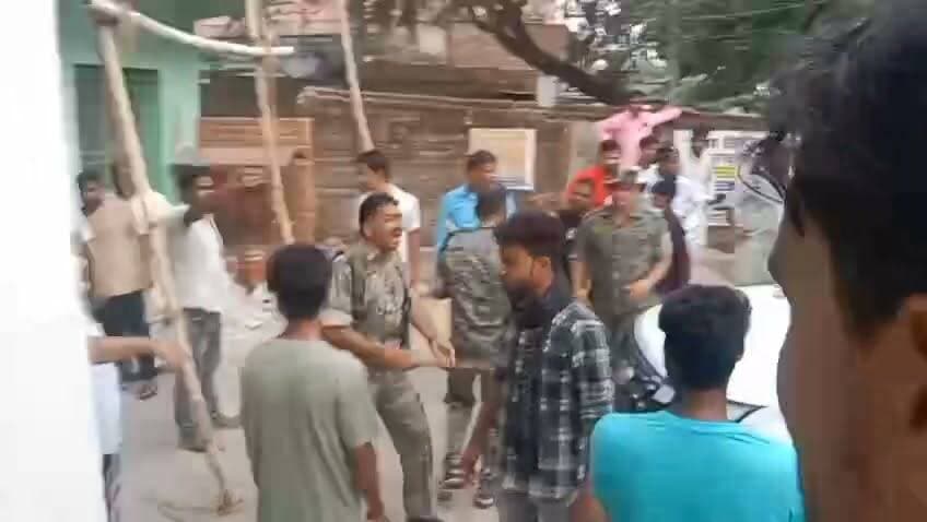 धनवार प्रखंड के सरिया धनवार मुख्यमार्ग पर स्थित उस्मान मेमोरियल फातिमा हॉस्पिटल कोड़ाडीह में भारी हंगामा, बताया जा रहा है कि प्रसव के दौरान बच्चा के मृत होने के बाद स्वजन आक्रोशित हो गए उसके बाद मामले ने तूल पकड़ ली जिसके बाद भारी हंगामा खड़ा हो गया, परसन ओपी पुलिस घटना की सुचना के बाद मौक़े पर पहुँच चुकी है। #PNANewsIndia #CrimeNews #hospitalnews