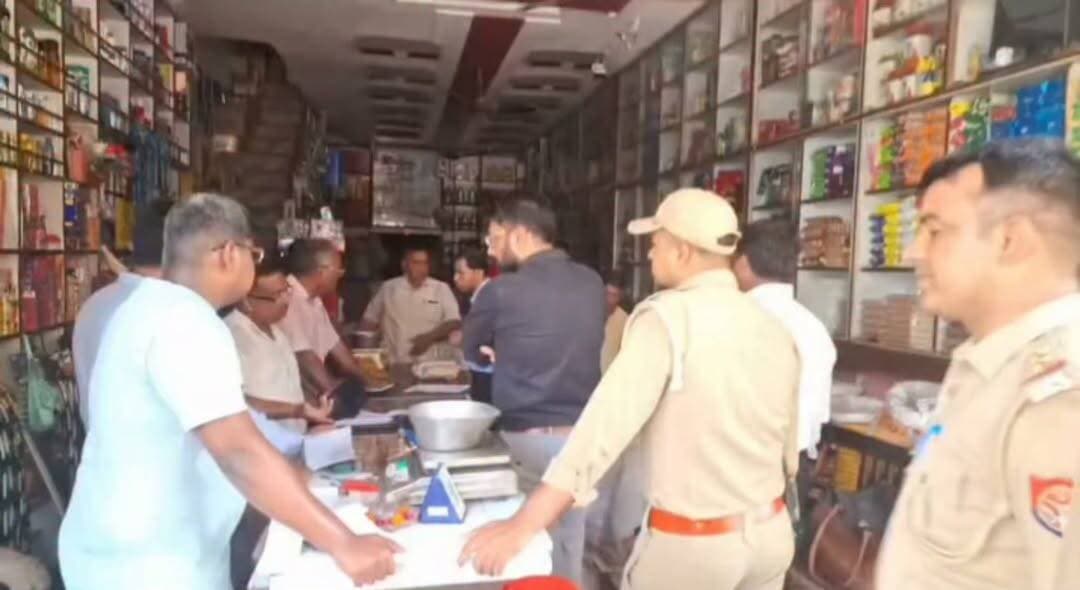टाटा चाय के नाम पर नकली कारोबार का भंडाफोड़!
खुर्जा नगर के मंडी दानगंज स्थित एक थोक किराना व्यापारी की दुकान पर खाद्य सुरक्षा विभाग की टीम ने छापेमारी कर बड़ी कार्रवाई की है। टीम ने टाटा चाय के नाम पर चल रहे नकली कारोबार का खुलासा किया।
#KhujraNews #BulandshahrNews #FoodSafetyDepartment #TataTea #FakeBusiness #Raid #BreakingNews #UPNews #UttarPradesh #CrimeNews #ViralNews #NCRNews