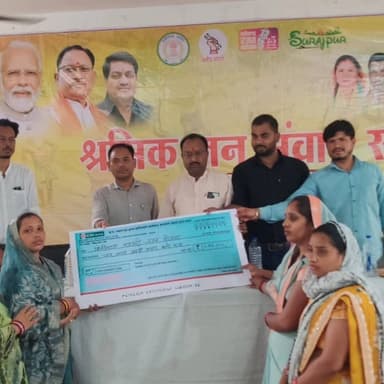 👷 श्रमिक हित, सरकार की प्राथमिकता
रामानुजनगर में आयोजित श्रमिक जन संवाद कार्यक्रम में 120+ श्रमिकों को कल्याणकारी योजनाओं की जानकारी दी गई एवं सांकेतिक रूप से सहायता राशि वितरित की गई।
हर श्रमिक तक योजनाओं का लाभ पहुँचाने की सार्थक पहल।
#ShramikJanSamvad #LabourWelfare #Surajpur #Ramanujnagar #JanKalyan
@chhattisgarhcmo @dpr.chhattisgarh