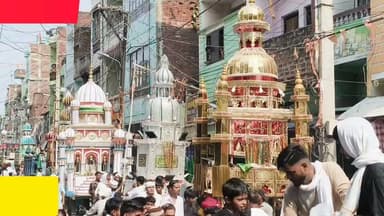 भभुआ एकता चौक पर मोहर्रम पर निकाले गए ताजिया जुलूस के दौरान सैकड़ो की संख्या में लोगों की जुटी भीड़
