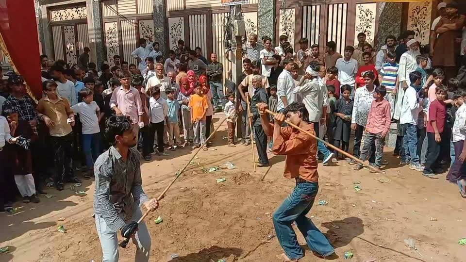 चूरू में मोहर्रम के दौरान करतब दिखाते युवक #Muharram
#tajiya #Muslimnews #postoftheday #todayposts #trendingnews #folowerseveryone #followerseveryone #nonfollowers #folowers #trendingviral