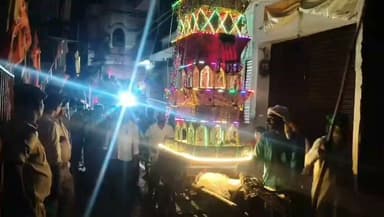 चाकन्द में गं/गा-ज/मु/नी त/ह/जीब की मि/सा/ल: मं/दि/र के पास मानव श्रृं/ख/ला बनाकर नि*क*ला ता/जि/या जु/लू/स, हिंदू-मु/स्लि/म एकता का दिखा अनूठा सं/दे/श