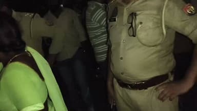 फतेहपुर में भीषण सड़क हादसा: ट्रक की टक्कर से युवक की मौत, दो गंभीर घायल
आक्रोशित परिजनों ने सड़क जाम कर शव उठाने से किया इनकार, चालक की गिरफ्तारी की मांग
हुसैनगंज थाना क्षेत्र में तनावपूर्ण माहौल, पुलिस समझाने में जुटी
✒️रिपोर्ट अजय श्रीवास्तव
(उत्तर प्रदेश)। फतेहपुर जनपद के हुसैनगंज थाना क्षेत्र में गुरुवार देर शाम एक दर्दनाक सड़क हादसे में मोटरसाइकिल सवार एक युवक की मौत हो गई, जबकि दो अन्य युवक गंभीर रूप से घायल हो गए। घटना के बाद परिजनों और ग्रामीणों ने शव को सड़क से उठाने से इनकार कर दिया तथा ट्रक चालक की तत्काल गिरफ्तारी की मांग को लेकर सड़क जाम कर दिया। पुलिस मौके पर पहुंचकर हालात को सामान्य बनाने का प्रयास कर रही है।
फतेहपुर जिले के हुसैनगंज थाना क्षेत्र अंतर्गत रंगबाज होटल के समीप निमंत्रण समारोह से लौट रहे तीन युवकों की मोटरसाइकिल को एक ट्रक ने टक्कर मार दी। टक्कर इतनी भीषण थी कि एक युवक की मौके पर ही मौत हो गई, जबकि बाइक पर सवार दो अन्य युवक गंभीर रूप से घायल हो गए। घायलों को उपचार के लिए अस्पताल भेजा गया है।
हादसे की सूचना मिलते ही मृतक के परिजन और ग्रामीण बड़ी संख्या में घटनास्थल पर पहुंच गए। आक्रोशित परिजनों ने आरोप लगाया कि ट्रक चालक ने जानबूझकर मोटरसाइकिल में टक्कर मारी और घटना के बाद वाहन लेकर फरार हो गया।
परिजनों ने मांग की कि पुलिस तत्काल ट्रक चालक के खिलाफ मुकदमा दर्ज कर उसकी गिरफ्तारी सुनिश्चित करे। जब तक आरोपी गिरफ्तार नहीं होगा, तब तक शव का अंतिम संस्कार नहीं किया जाएगा। इसी मांग को लेकर परिजनों ने सड़क जाम कर दिया और शव को उठाने से इनकार कर दिया।
सूचना पर हुसैनगंज थाना पुलिस मौके पर पहुंची और परिजनों को समझाने का प्रयास शुरू किया। समाचार लिखे जाने तक पुलिस और प्रशासन के अधिकारी परिजनों से वार्ता कर रहे थे तथा स्थिति को सामान्य बनाने के प्रयास जारी थे।
पुलिस का कहना है कि मामले की जांच की जा रही है। दुर्घटना के कारणों का पता लगाने के साथ ही फरार ट्रक एवं चालक की तलाश की जा रही है। पुलिस ने भरोसा दिलाया है कि साक्ष्यों के आधार पर आगे की वैधानिक कार्रवाई की जाएगी।
वायरल फैक्ट
घटना के बाद मौके पर जुटी भीड़ और सड़क जाम की तस्वीरें एवं वीडियो सोशल मीडिया पर तेजी से साझा किए जा रहे हैं। हालांकि, ट्रक चालक द्वारा "जानबूझकर टक्कर मारने" के आरोप की पुष्टि अभी आधिकारिक जांच के बाद ही हो सकेगी।
यह हादसा एक बार फिर सड़क सुरक्षा और भारी वाहनों के संचालन को लेकर गंभीर सवाल खड़े करता है। वहीं, पीड़ित परिवार की निष्पक्ष जांच और त्वरित कार्रवाई की मांग प्रशासन के सामने बड़ी चुनौती है। अब सभी की नजर पुलिस की जांच और आरोपी चालक के खिलाफ होने वाली कार्रवाई पर टिकी है।
🟥 ND NEWS की विशेष अपील
ND NEWS | दैनिक निष्पक्ष धारा प्रशासन से अपील करता है कि सड़क दुर्घटनाओं के मामलों में त्वरित, निष्पक्ष और पारदर्शी कार्रवाई सुनिश्चित की जाए। आम नागरिकों से भी अनुरोध है कि सड़क सुरक्षा नियमों का पालन करें तथा दुर्घटना की स्थिति में कानून व्यवस्था बनाए रखने में प्रशासन का सहयोग करें।
जनहित में सुझाव
तेज गति और लापरवाही से वाहन चलाने से बचें।
दुर्घटना होने पर तुरंत पुलिस एवं एंबुलेंस को सूचना दें।
सड़क जाम जैसी स्थिति से बचते हुए कानूनी प्रक्रिया पर भरोसा रखें।
भारी वाहनों की नियमित जांच और निगरानी सुनिश्चित की जाए।
प्रशासन सड़क सुरक्षा जागरूकता अभियान को और प्रभावी बनाए।
"एक क्षण की लापरवाही किसी परिवार की पूरी दुनिया उजाड़ सकती है।"
👇🏿👇🏿👇🏿
#NDNews #दैनिकनिष्पक्षधारा #Fatehpur #Husainganj #RoadAccident #BreakingNews #TruckAccident #UPNews #RoadSafety #FatehpurPolice #Justice
👇👇
@dgpup
@RSSorg
@UPGovt
@wpl1090
@RSSgeet
@Uppolice
@MIB_India
@PMOIndia
@HMOIndia
@abmanglik
@VHPDigital
@igrangealld
@myogioffice
@InfoDeptUP
@dmfatehpur
@sdmsadarftp
@CMOfficeUP
@CMOUP_RC
@ChiefSecyUP
@ChiefSecyUP
@MahantYogiG
@FatehpurSdm
@fatehpurpolice
@BajrangDalOrg
@112UttarPradesh
@myogiadityanath
@CommissionerPrg
@ADGZonPrayagraj
👇🏿👇🏿👇🏿
🟥 ND NEWS | दैनिक निष्पक्ष धारा
मुख्य संपादक / संस्थापक: राजन सिंह हाड़ा
सह-संपादक: शालिनी सिंह भदौरिया
✒️ रिपोर्ट: सहयोगी शिवा गुप्ता के साथ जिला ब्यूरो अजय श्रीवास्तव
📍कार्यालय-3: U158, हीरा स्वीट्स के पास, विकास मार्ग,लक्ष्मी नगर,पूर्वी दिल्ली110092 (NCR)
📍कार्यालय-2:विधानसभा रोड,बर्लिंगटन चौराहा,लखनऊ–226001 (UP)
📍कार्यालय-1: 1/1 अटल बिहारी चौराहा,नियर बर्मा चौराहा,फतेहपुर – 212601 (UP)
📅दिनांक:26 जून 2026
📆दिन: शुक्रवार
📧Email: ndnewschannel@gmail.com
📞मोबाइल: 9696119696