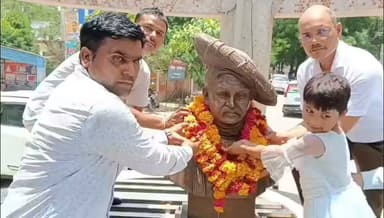राजर्षि छत्रपति शाहू जी महाराज जयंती पर फतेहपुर में भव्य आयोजन, सांसद नरेश उत्तम पटेल ने किया माल्यार्पण
बौद्ध संघ शक्ति के तत्वावधान में गोष्ठी आयोजित, शिक्षा और सामाजिक न्याय के संकल्प दोहराए गए
सामाजिक संगठनों ने राजर्षि शाहू जी के विचारों को जन-जन तक पहुंचाने का लिया संकल्प
✒️रिपोर्ट अजय श्रीवास्तव
फतेहपुर (उत्तर प्रदेश)। सामाजिक न्याय, शिक्षा और समानता के अग्रदूत राजर्षि छत्रपति शाहू जी महाराज की जयंती के अवसर पर फतेहपुर में विभिन्न सामाजिक संगठनों द्वारा श्रद्धांजलि एवं विचार गोष्ठी का आयोजन किया गया। बौद्ध संघ शक्ति के तत्वावधान में आयोजित इस कार्यक्रम में सांसद नरेश उत्तम पटेल सहित कई सामाजिक संगठनों के प्रतिनिधियों ने प्रतिमा पर माल्यार्पण कर उनके आदर्शों को याद किया और समाज में शिक्षा एवं समान अवसरों के प्रसार का संकल्प लिया।
उत्तर प्रदेश सहित पूरे प्रदेश में शुक्रवार को राजर्षि छत्रपति शाहू जी महाराज की जयंती उत्साह और श्रद्धा के साथ मनाई गई। इसी क्रम में फतेहपुर जिले के छत्रपति शाहू जी चौराहा (बुलेट चौराहा) पर दोपहर करीब 12 बजे बौद्ध संघ शक्ति के तत्वावधान में भव्य गोष्ठी एवं माल्यार्पण कार्यक्रम आयोजित किया गया।
कार्यक्रम की शुरुआत भानू प्रकाश बौद्ध के नेतृत्व में राजर्षि शाहू जी महाराज की प्रतिमा की साफ-सफाई से हुई। इसके बाद मुख्य अतिथि सांसद नरेश उत्तम पटेल ने प्रतिमा पर माल्यार्पण कर कार्यक्रम का शुभारंभ किया। उनके बाद विभिन्न सामाजिक, शैक्षिक एवं सामाजिक संगठनों के प्रतिनिधियों ने पुष्पांजलि अर्पित कर राजर्षि शाहू जी महाराज के जीवन और योगदान पर प्रकाश डाला।
सांसद नरेश उत्तम पटेल ने कहा कि राजर्षि शाहू जी महाराज ने पिछड़े, दलित और वंचित वर्गों के उत्थान के लिए ऐतिहासिक कार्य किए। उन्होंने शिक्षा को बढ़ावा दिया तथा समाज में समान अवसर उपलब्ध कराने की दिशा में उल्लेखनीय योगदान दिया। उन्होंने कहा कि आज समाज को उनके विचारों को आत्मसात करने की आवश्यकता है।
सरदार शोध संस्थान के प्रतिनिधियों ने भी कहा कि राजर्षि शाहू जी महाराज ने शिक्षा, सामाजिक न्याय और समानता के क्षेत्र में जो कार्य किए, वे आज भी समाज के लिए प्रेरणास्रोत हैं। उनके बताए मार्ग पर चलकर ही एक समतामूलक और शिक्षित समाज का निर्माण किया जा सकता है।
कार्यक्रम में बौद्ध संघ शक्ति के अध्यक्ष मुकेश पासी, चंद्रभान यादव, उमेश चंद्रा (सम्राट सेना), भानु प्रकाश गौतम, धर्मेंद्र सिंह पटेल, धीरेंद्र सिंह उर्फ छोटकू ठाकुर, धरमवीर, काशीराम, शिक्षक मुकेश कुमार, नवीन चंद्र, दृष्टि देवी सहित विभिन्न सामाजिक संगठनों के पदाधिकारी एवं बड़ी संख्या में नागरिक उपस्थित रहे।
वायरल फैक्ट
कार्यक्रम की तस्वीरें और वीडियो सोशल मीडिया पर व्यापक रूप से साझा किए गए, जिनमें बड़ी संख्या में लोगों की सहभागिता और सामाजिक एकता का संदेश प्रमुख रूप से देखने को मिला। लोगों ने राजर्षि शाहू जी महाराज के शिक्षा और सामाजिक न्याय संबंधी विचारों को आज भी प्रासंगिक बताया।
राजर्षि छत्रपति शाहू जी महाराज का जीवन सामाजिक समरसता, शिक्षा और समान अवसरों के संघर्ष का प्रतीक रहा है। फतेहपुर में आयोजित यह कार्यक्रम केवल श्रद्धांजलि तक सीमित नहीं रहा, बल्कि समाज को उनके आदर्शों पर चलने का संदेश भी देता दिखाई दिया।
🟥 ND NEWS की विशेष अपील
ND NEWS | दैनिक निष्पक्ष धारा सभी नागरिकों से अपील करता है कि महापुरुषों के विचारों को केवल जयंती तक सीमित न रखें, बल्कि शिक्षा, सामाजिक समानता, भाईचारे और मानवता के मूल्यों को अपने जीवन में अपनाएं। समाज और प्रशासन मिलकर शिक्षा एवं सामाजिक न्याय को मजबूत बनाने की दिशा में कार्य करें।
जनहित में सुझाव
शिक्षा को समाज के हर वर्ग तक पहुंचाने में सहयोग करें।
सामाजिक भेदभाव से ऊपर उठकर समानता और भाईचारे को बढ़ावा दें।
महापुरुषों के विचारों को नई पीढ़ी तक पहुंचाने के लिए जागरूकता कार्यक्रम आयोजित करें।
सामाजिक समरसता और संविधान के मूल्यों का सम्मान करें।
समाजहित के कार्यों में सक्रिय भागीदारी निभाएं।
"शिक्षित, समतामूलक और जागरूक समाज ही राष्ट्र की सबसे बड़ी शक्ति है।"
👇👇👇👇
#NDNews #दैनिकनिष्पक्षधारा #Fatehpur #RajarshiShahuJiMaharaj #ShahuJiJayanti #NareshUttamPatel #BuddhSanghShakti #SocialJustice #Education #UttarPradesh #SamajikSamrasta
👇👇
@dgpup
@RSSorg
@UPGovt
@wpl1090
@RSSgeet
@Uppolice
@MIB_India
@PMOIndia
@HMOIndia
@abmanglik
@VHPDigital
@igrangealld
@myogioffice
@InfoDeptUP
@dmfatehpur
@sdmsadarftp
@CMOfficeUP
@CMOUP_RC
@UPPRD1948
@ChiefSecyUP
@ChiefSecyUP
@MahantYogiG
@FatehpurSdm
@fatehpurpolice
@BajrangDalOrg
@112UttarPradesh
@myogiadityanath
@CommissionerPrg
@ADGZonPrayagraj
👇👇👇
🟥 ND NEWS | दैनिक निष्पक्ष धारा
मुख्य संपादक / संस्थापक: राजन सिंह हाड़ा
सह-संपादक: शालिनी सिंह भदौरिया
✒️ रिपोर्ट: सहयोगी शिवा गुप्ता के साथ जिला ब्यूरो अजय श्रीवास्तव
📍 कार्यालय-3: U158, हीरा स्वीट्स के पास, विकास मार्ग, लक्ष्मी नगर, पूर्वी दिल्ली, पिन कोड – 110092 (NCR)
📍 कार्यालय-2: विधानसभा रोड, बर्लिंगटन चौराहा, लखनऊ – 226001 (UP)
📍 कार्यालय-1: 1/1 अटल बिहारी चौराहा, नियर बर्मा चौराहा, फतेहपुर – 212601 (UP)
📅 दिनांक: 26 जून 2026
📆 दिन: शुक्रवार
📧 Email: ndnewschannel@gmail.com
📞 मोबाइल: 9696119696