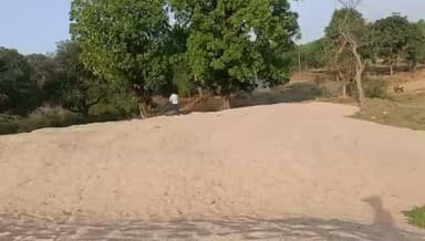 जिला खनन टास्क फोर्स, पश्चिमी सिंहभूम, चाईबासा द्वारा अवैध खनन, परिवहन एवं भंडारण के विरुद्ध चलाए जा रहे सघन अभियान के तहत गोईलकेरा प्रखंड के विभिन्न क्षेत्रों में औचक निरीक्षण कर बड़ी कार्रवाई की गई।निरीक्षण के दौरान सेरेंगदा थाना क्षेत्र अंतर्गत ग्राम कुमड़ीह में लगभग 11,286 घनफीट अवैध रूप से भंडारित बालू बरामद कर जब्त किया गया। वहीं ग्राम रायम स्थित उत्क्रमित रायम मध्य विद्यालय मैदान में लगभग 26,985 घनफीट तथा ग्राम रायम के मुख्य मार्ग के दोनों ओर लगभग 2,03,255 घनफीट अवैध रूप से भंडारित बालू बरामद कर जब्त किया गया।
#citilivejharkhand #JharkhandPolice #foryouシ #nonfollowers #tradeengreaals #facebookpost #facebookvideo