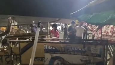 देहरादून-हिमाचल बॉर्डर पर हालात सामान्य, वार्ता के बाद निहंग जत्था वापस
देहरादून-हिमाचल सीमा पर गुरुवार देर रात पैदा हुआ तनाव प्रशासन की सतर्कता और लगातार चली वार्ता के बाद शांत हो गया। जिला प्रशासन के अनुसार, पंजाब और चंडीगढ़ से आए अधिकांश निहंग पांवटा साहिब लौट गए हैं और सीमा क्षेत्र में स्थिति फिलहाल पूरी तरह नियंत्रण में है।
जिलाधिकारी आशीष चौहान और वरिष्ठ पुलिस अधीक्षक प्रमेन्द्र सिंह डोबाल ने देर रात निहंग प्रतिनिधियों से कई दौर की बातचीत की। प्रशासन का कहना है कि वार्ता सकारात्मक रही, जिसके बाद निहंगों ने वापस लौटने का निर्णय लिया। रेसकोर्स गुरुद्वारे पहुंचे कुछ निहंगों से भी बातचीत के बाद उन्हें शांतिपूर्वक वापस भेज दिया गया।
इससे पहले सीमा पर कुछ निहंगों ने बैरिकेडिंग पार करने की कोशिश की थी, जिससे कुछ समय के लिए तनाव की स्थिति बन गई। पुलिस ने पूरे घटनाक्रम के दौरान संयम बरतते हुए हालात पर नजर बनाए रखी और अतिरिक्त सुरक्षा बलों की तैनाती की गई।
पूरा विवाद 16 जून को कर्णप्रयाग में स्थानीय लोगों और निहंग सिखों के बीच हुए टकराव से जुड़ा है। इस मामले में दर्ज एफआईआर, गिरफ्तार किए गए चार निहंगों की रिहाई और निष्पक्ष जांच की मांग को लेकर यह घटनाक्रम सामने आया। प्रशासन ने स्पष्ट किया है कि कानून के दायरे में रहकर मामले की जांच जारी है।
राज्य सरकार ने चारधाम और हेमकुंड साहिब यात्रा की सुरक्षा को सर्वोच्च प्राथमिकता बताते हुए सभी संबंधित विभागों को सतर्क रहने के निर्देश दिए हैं। वहीं पुलिस ने लोगों से शांति बनाए रखने और किसी भी भ्रामक सूचना पर विश्वास न करने की अपील की है।
#gkmnews
#DehradunBorder #UttarakhandNews #LawAndOrder #PeaceRestored #HemkundSahibYatra #BreakingNews