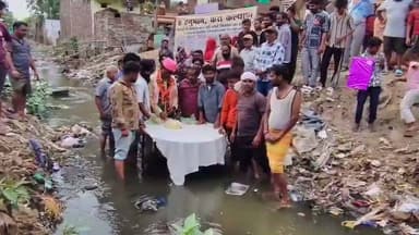 कानपुर में जनता को भी जागरूक होने की आवश्यकता है न कि पीछे पीछे नारेबाजी करने में व्यस्त रहने की ।
यूपी : आगरा में BJP पार्षद किशन नायक ने नाले में खड़े होकर अपना बर्थडे मनाया। बारिश सिर पर है और नालों की सफाई अब तक नहीं हुई। पार्षद ने खुद 12 बार शिकायत की, तब भी नहीं सुनी गई।
#viral #public #problem
