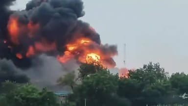 कोखराज टोल प्लाजा के पास LPG से भरा टैंकर फटने से लगी आग के 10 लोग घायल हो गये है 5 कि हालत नाज़ुक है
#uppolice
#kaushambipolice