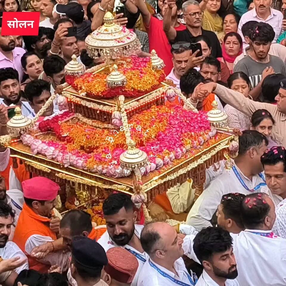 सोलन शूलिनी मेले में बना नया इतिहास! 🌸🙏
मां शूलिनी की शोभायात्रा के दौरान मुस्लिम समुदाय के लोगों ने पुष्प वर्षा कर भाईचारे, सौहार्द और आपसी सम्मान की मिसाल पेश की। यह खूबसूरत नज़ारा सोशल मीडिया पर भी लोगों का दिल जीत रहा है।
#ShooliniMela2026 #Solan #MaaShoolini #HimachalPradesh #Ekta #Brotherhood
