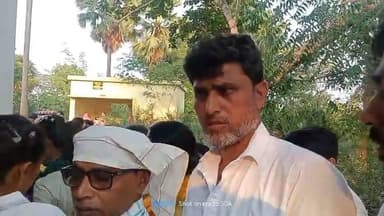 गंगा-जमुनी तहजीब की मिसाल बनी अहियां खां दादा दरगाह, मुस्लिम से ज्यादा पहुंचे हिंदू जायरीन
दशकों से मुहर्रम के दिन लग रही भीड़, संकीर्ण रास्ते पर जाम, निःसंतान दंपतियों की खास आस्था, इंतजाम नदारद
रफीगंज (औरंगाबाद): प्रखंड के दुगुल पंचायत में सुदूरवर्ती क्षेत्र व पहाड़ों के किनारे स्थित अहियां खां दादा के दरगाह ने शुक्रवार को गंगा-जमुनी तहजीब की मिसाल पेश की। हजरत इमाम हुसैन की याद में चादरपोशी को लेकर उमड़ी भीड़ में मुस्लिम समुदाय से अधिक संख्या में हिंदू समाज के लोग मन्नत मांगने पहुंचे।
दरगाह तक पहुंचने का रास्ता बेहद संकीर्ण है, जिस कारण जाम की स्थिति बन गई। स्थानीय लोगों के अनुसार, यहां कई दशकों से भीड़ लग रही है। सुबह से ही दूर-दराज से आए सैकड़ों अकीदतमंद दरगाह पहुंचने लगे।
जायरीनों ने दरगाह में चादरपोशी की और मन्नत के तौर पर मलीदा भी चढ़ाया। लोगों के अनुसार, इस दरगाह को लेकर मान्यता है कि जिन दंपतियों को संतान नहीं होती, वे यहां मन्नत मांगने आते हैं और उनकी मुराद पूरी होती है। मुराद पूरी होने पर जायरीन यहां मलीदा चढ़ाते हैं या चादरपोशी करते हैं*। इसी आस्था के कारण बड़ी संख्या में निःसंतान दंपती भी दरगाह पहुंचे।
हालांकि दरगाह परिसर में भीड़ को नियंत्रित करने के लिए कोई ठोस व्यवस्था नहीं दिखी। न तो पुलिस बल तैनात था और न ही स्वयंसेवकों की टीम। संकीर्ण रास्ते पर बुजुर्ग, महिलाएं और बच्चों को काफी परेशानी का सामना करना पड़ा। पेयजल, छाया या प्राथमिक चिकित्सा की भी कोई व्यवस्था नहीं थी।स्थानीय लोगों ने बताया कि हर साल यहां चादरपोशी के मौके पर हजारों की संख्या में जायरीन आते हैं। इसके बावजूद प्रशासन की ओर से पहले से कोई तैयारी नहीं की गई।जायरीनों ने जिला प्रशासन से मांग की है कि अगले साल से मेडिकल कैंप और पेयजल की समुचित व्यवस्था की जाए।
#Rafiganj #Aurangabad #AhiyanKhanDada #GangaJamuniTehzeeb #HinduMuslimEkta #Chadarposhi #Malida #BiharNews
आप लोग यहां पहुंचे है तो कमेंट कर जरूर बताएं 👇 क्या आपने भी इस दरगाह की करामात सुनी है?