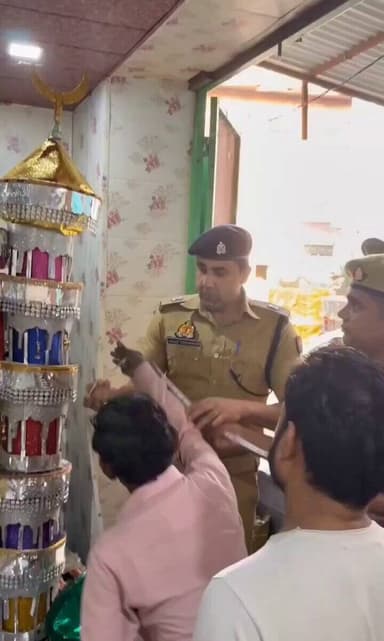 फिरोजाबाद में मोहर्रम जुलूस से पहले सुरक्षा और व्यवस्थाओं को लेकर प्रशासन पूरी तरह सतर्क नजर आया।ASP अनुज चौधरी ने जुलूस मार्ग का निरीक्षण किया और ताजियों की ऊंचाई की जांच कराई, ताकि जुलूस के दौरान किसी प्रकार की बाधा या दुर्घटना न हो
#Firozabad #Muharram #UPPolice #AnujChaudhary https://t.co/g52wRwIJGg