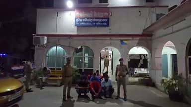 नोएडा पुलिस का विशेष अभियान 🚨
सार्वजनिक स्थानों पर शराब पीने वालों पर पुलिस की बड़ी कार्रवाई
डीसीपी सेंट्रल नोएडा के निर्देशन में चलाए गए विशेष अभियान के दौरान विभिन्न थाना क्षेत्रों में 182 लोगों के खिलाफ नियमानुसार कानूनी कार्रवाई की गई #Noida #UPPolice
@noidapolice
@Uppolice https://t.co/VYiykqzYJJ