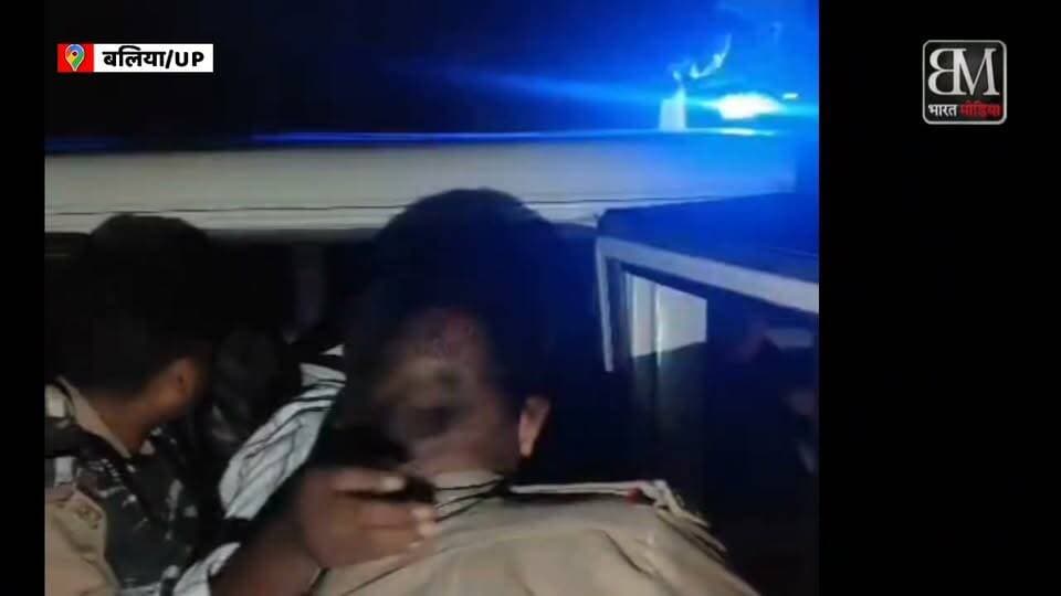 🚨 **बलिया में पुलिस और बदमाशों के बीच मुठभेड़: शातिर गौ-तस्कर गिरफ्तार!** 🚨
बलिया पुलिस को मिली बड़ी कामयाबी! बीती रात शिवरामपुर घाट रोड (ग्रीनफील्ड एक्सप्रेसवे) के पास चेकिंग के दौरान कोतवाली नगर पुलिस की एक शातिर बदमाश से मुठभेड़ हो गई।
पुलिस को चकमा देकर भागने और फायरिंग करने पर, पुलिस ने भी आत्मरक्षा में जवाबी कार्रवाई की जिसमें शातिर गौ-तस्कर और थाना नरही के हिस्ट्रीशीटर **मदन मोहन उर्फ डब्लू** के पैर में गोली लगी है। इस बदमाश पर कुल 18 मुकदमे दर्ज हैं! फिलहाल घायल अवस्था में इसका इलाज सदर अस्पताल में चल रहा है।
🚓 **क्या-क्या हुआ बरामद?**
* 1 अवैध तमंचा (.315 बोर) और कारतूस
* बिना नंबर की एक काली स्कॉर्पियो गाड़ी
अपराध और अपराधियों पर लगाम कसने के लिए एसपी श्री ओमवीर सिंह के निर्देशन में बलिया पुलिस का यह सख्त एक्शन लगातार जारी है! 👏
#BalliaPolice #UPPolice #Encounter #ZeroTolerance #BalliaNews #CrimeNews #BreakingNewsUP #UPPoliceAction