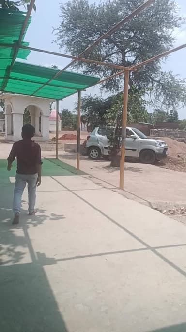narainee ki mata ke mandir per tails lagai ja rahee hai
teela