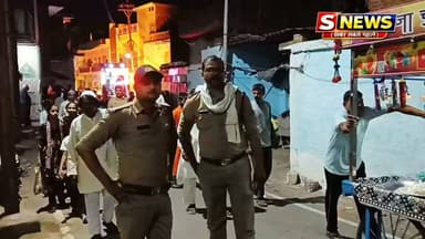 रतलाम हादसे के बाद निवाड़ी में प्रशासन रहा सतर्क, पुलिस व बिजली विभाग की निगरानी में निकाले गए मुहर्रम के ताजिए
निवाड़ी, 26 जून 2026
कमल सोनी, निवाड़ी
रतलाम में ताजिया जुलूस के दौरान हुई हृदय विदारक घटना के बाद पूरे मध्य प्रदेश में प्रशासन द्वारा विशेष सतर्कता बरती जा रही है। इसी क्रम में निवाड़ी नगर में मुहर्रम के अवसर पर निकाले गए ताजियों के दौरान सुरक्षा के व्यापक इंतजाम किए गए। पुलिस प्रशासन एवं बिजली विभाग की संयुक्त निगरानी में ताजिया जुलूस शांतिपूर्ण एवं सौहार्दपूर्ण वातावरण में संपन्न हुआ।
शुक्रवार शाम से ही मुस्लिम समुदाय द्वारा पारंपरिक रूप से ताजिया जुलूस निकाला गया। इस दौरान नगर में भाईचारे और सामाजिक सद्भाव की अनूठी मिसाल देखने को मिली। विभिन्न स्थानों पर हिंदू समाज के लोगों द्वारा ताजिया जुलूस का स्वागत किया गया तथा रेवड़ी एवं फातेहा की व्यवस्था कर आपसी प्रेम और एकता का संदेश दिया गया।
रतलाम की घटना को ध्यान में रखते हुए निवाड़ी कोतवाली प्रभारी बलजीत सिंह स्वयं पुलिस बल के साथ पूरे समय मौके पर मौजूद रहे। जुलूस मार्ग पर सुरक्षा व्यवस्था की लगातार निगरानी की गई, जिससे किसी प्रकार की अप्रिय घटना की संभावना न रहे।
वहीं बिजली विभाग के अधिकारियों एवं कर्मचारियों ने भी विशेष सतर्कता बरती। जिन स्थानों पर विद्युत लाइनें अपेक्षाकृत नीचे थीं, वहां एहतियात के तौर पर अस्थायी रूप से विद्युत आपूर्ति बंद कराई गई। ताजियों के सुरक्षित रूप से गुजर जाने के बाद संबंधित क्षेत्रों में तुरंत बिजली आपूर्ति पुनः बहाल कर दी गई। प्रशासन की इस सक्रियता के चलते जुलूस पूरी तरह सुरक्षित और व्यवस्थित ढंग से संपन्न हुआ।
ताजिया जुलूस के दौरान नगर में शांति, अनुशासन एवं आपसी सौहार्द का वातावरण बना रहा। देर रात तक ताजिया विसर्जन का कार्यक्रम चलता रहा, जो शांतिपूर्ण ढंग से संपन्न हुआ। स्थानीय नागरिकों ने प्रशासन, पुलिस एवं बिजली विभाग द्वारा किए गए सुरक्षा प्रबंधों की सराहना की।
#nonfollowersviewersfollowers
#JansamparkMP