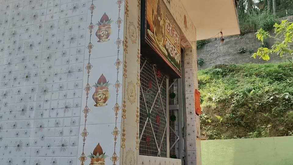 💧 सराहनीय और एक कड़वा सच: युवा शक्ति बनाम असामाजिक तत्व 👤
🙌 युवाओं ने संभाली जिम्मेदारी, प्राचीन धरोहर को संवारा!
आज गाँव फरेड़ के जागरूक और कर्मठ युवाओं ने मिलकर गाँव की ऐतिहासिक बावड़ी की साफ-सफाई की। इस श्रमदान का मुख्य उद्देश्य ग्रामीणों को स्वच्छ और शुद्ध पेयजल उपलब्ध कराना और अपनी धरोहर को बचाना है। जब युवा अपनी प्राचीन विरासतों को सहेजने के लिए आगे आते हैं, तो समाज में एक सकारात्मक बदलाव दिखने लगता है। फरेड़ के इन युवाओं के जज्बे को पूरे गाँव का सलाम! 🫡❤️
🚨 लेकिन... इसी बीच सामने आई एक शर्मनाक घटना!
एक तरफ जहाँ युवा गाँव को संवारने में लगे हैं, वहीं दूसरी तरफ कुछ असामाजिक तत्वों ने गाँव की आस्था पर चोट की है। कल रात बावड़ी परिसर में स्थित मंदिर से हनुमान जी की मूर्ति की चांदी की आँखें चोरी हो गईं।
यह बेहद निंदनीय और दुर्भाग्यपूर्ण है कि जहाँ एक ओर गाँव की धरोहर को बचाने का प्रयास हो रहा है, वहीं कुछ लोग ऐसी घटिया हरकतों को अंजाम दे रहे हैं।
📢 गाँव वालों से अपील:
• सतर्क रहें: अपने आस-पास किसी भी संदिग्ध गतिविधि पर नजर रखें।
• एकजुट हों: युवाओं की इस मेहनत को बेकार न जाने दें, मंदिर और बावड़ी की सुरक्षा के लिए हम सबको आगे आना होगा।
• कार्रवाई: इस चोरी के खिलाफ सख्त से सख्त कदम उठाए जा रहे हैं ताकि दोषियों को बख्शा न जाए।
चलो मिलकर अपनी आस्था और धरोहर दोनों की रक्षा करें! 💪🙏
#CleanWater #YouthPower #VillageLife #WaterConservation #HimachalPradesh #Kangra #SocialService #CommunityFirst #Shramdaan #जल_ही_जीवन_है #युवा_शक्ति