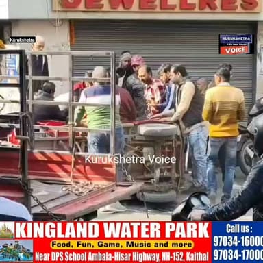 सड़कों की खस्ता हालत के चलते कुरुक्षेत्र के मोती चौक में पलटा ई रिक्शा सवारियों को लगी हल्की छोटे, लोग बोले पूरे शहर की सड़कों के हालात खराब #kurukshetravoice