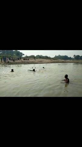 मधवापुर: मुहर्रम के जुलूस के दौरान एक 25 वर्षीय युवक रहस्यमय परिस्थितियों में लापता हो गया। आशंका जताई जा रही है कि युवक धौस नदी में डूब गया है। घटना के बाद प्रशासन ने देर रात तक आपदा मित्रों की मदद से रेस्क्यू ऑपरेशन चलाया, लेकिन युवक का कोई सुराग नहीं मिल सका। लापता युवक मधवापुर प्रखंड के रामपुर बिरीत गांव का निवासी बताया जा रहा है और वह भारत-नेपाल सीमा से सटे नेपाल क्षेत्र में निकले मुहर्रम जुलूस में शामिल हुआ था। आज एक बार फिर आपदा मित्रों की टीम धौस नदी में युवक की तलाश शुरू करेगी।
#Madhubani #Madhavapur #BiharNews #Muharram #RescueOperation #DENNewsMadhubani