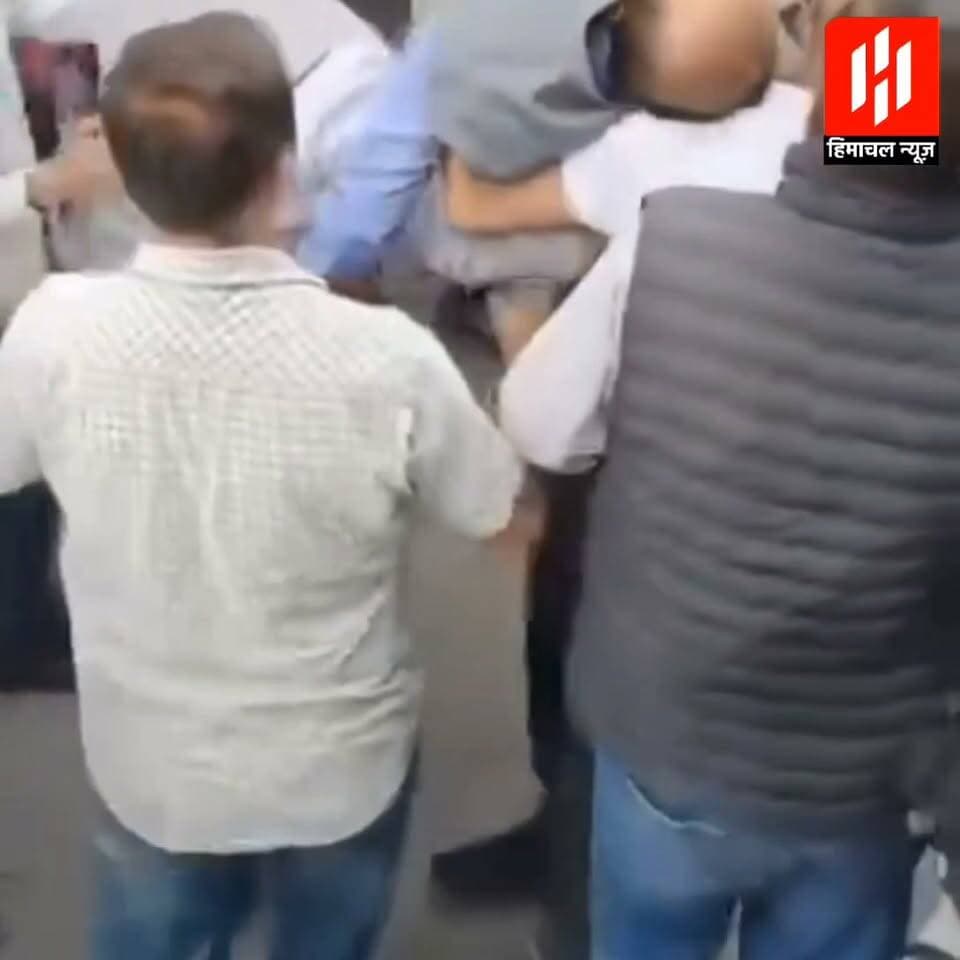 शिमला में पत्रकारों से बातचीत करते हुए सांसद हर्ष महाजन को आया सिंकोप अटैक, IGMC के CCU में किया शिफ्ट,अब स्थिति सामान्य
#himachalnewsalert #letesthimachalnews #HimachalNews #ShimlaNews #himachal #bjp #health