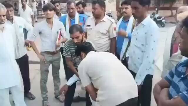#खानपुर #JHALAWAR
झालावाड़ जिले के खानपुर क्षेत्र के #गोलाना गांव में जमीन के प्लाट को लेकर हुए झगड़े मे भतीजे ने चाचा की चाकू मारकर की हत्या, मृतक भतीजे नेमीचंद रेगर के परिजनों का कहना है।